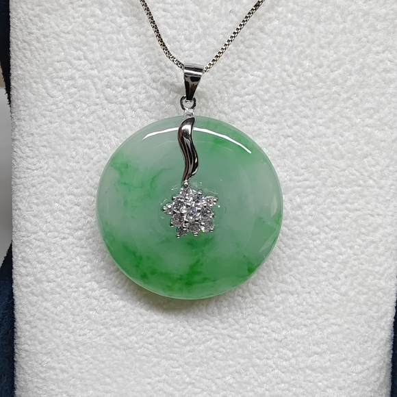 Brand New Green Jade donut pendant with S925 necklace - Picture 3 of 9